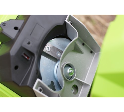 Садовый измельчитель Greenworks GACSB 2500Вт с контейнером