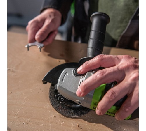 Угловая шлифовальная машина аккумуляторная  Greenworks 24V GD24AG (1хАКБ 5Ач и ЗУ)