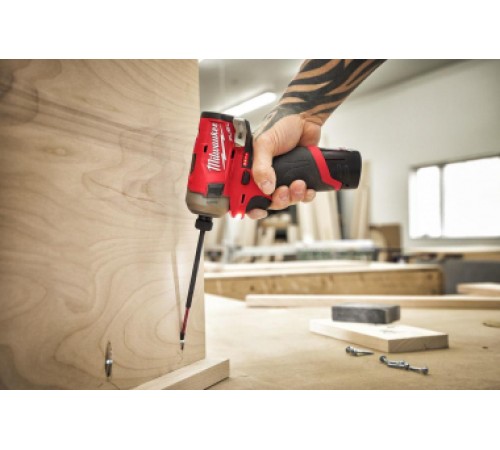 Винтоверт аккумуляторный Milwaukee M12 Fuel FQID-202X (2хАКБ и ЗУ)