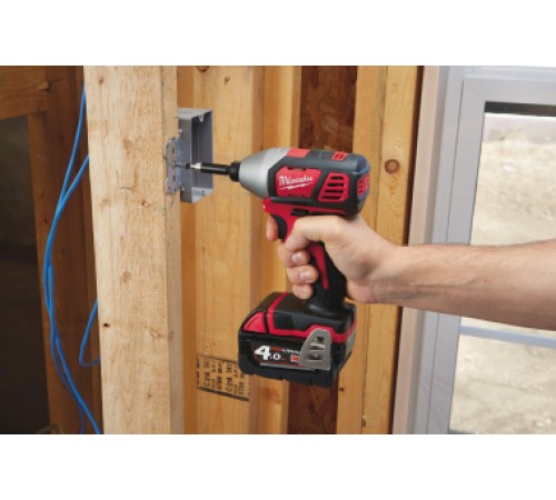 Винтоверт аккумуляторный Milwaukee M18 BID-402C (2хАКБ и ЗУ)