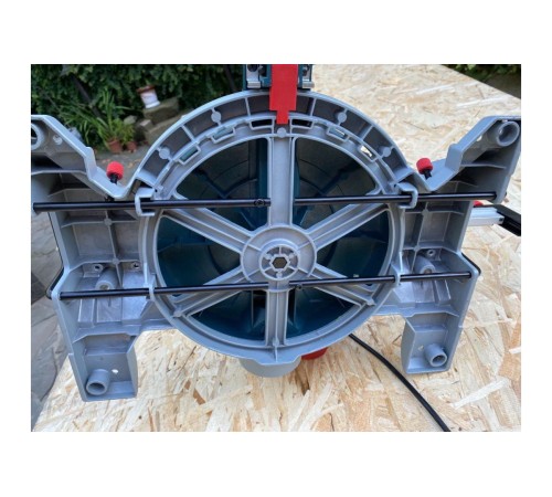 Торцовочная пила Bosch GCM 216