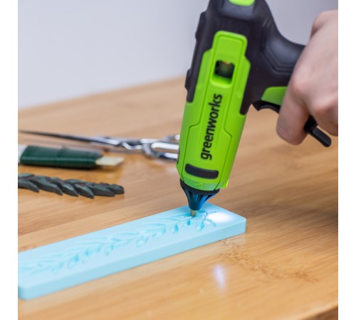 Пистолет клеевой аккумуляторный Greenworks 24V G24GLG (1хАКБ 2Ач и ЗУ)